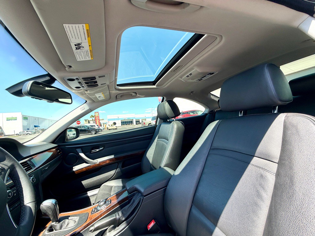 2011 BMW 3 Series Image 26