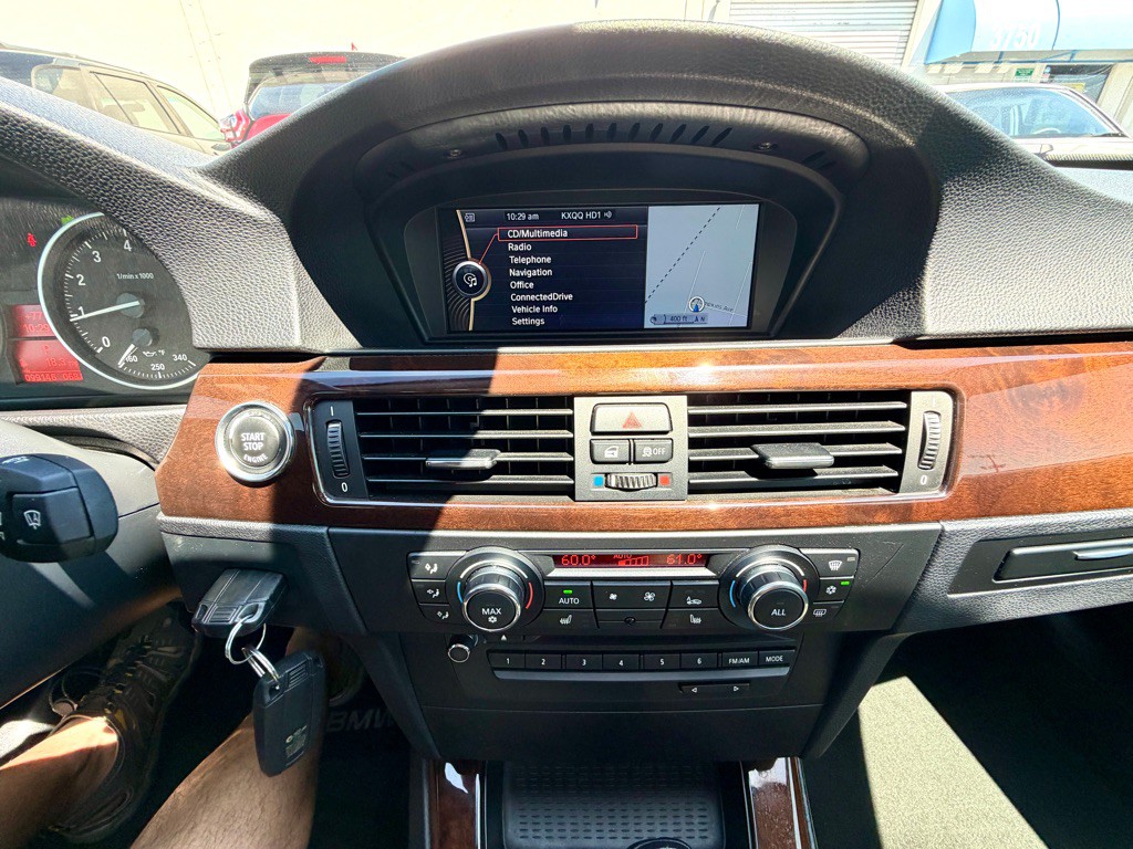 2011 BMW 3 Series Image 30
