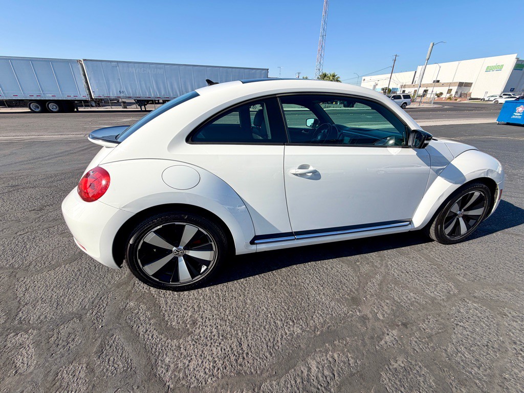 2012 Volkswagen Beetle Image 5