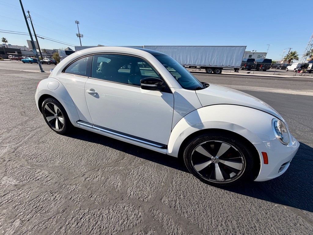 2012 Volkswagen Beetle Image 9