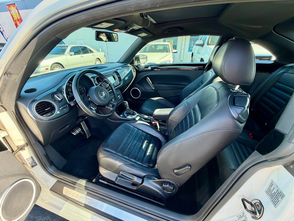 2012 Volkswagen Beetle Image 13