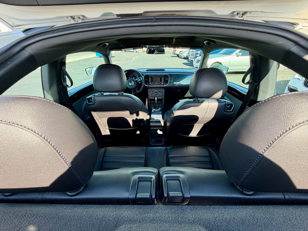 2012 Volkswagen Beetle Image 17