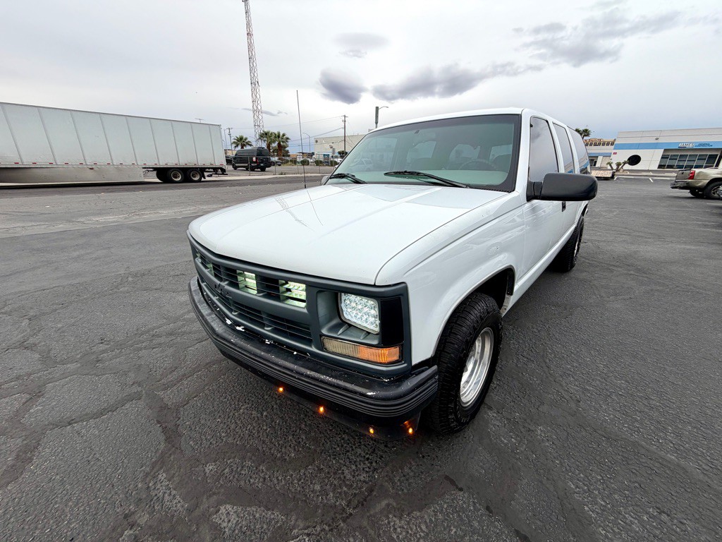 1999 Chevrolet Suburban Image 2