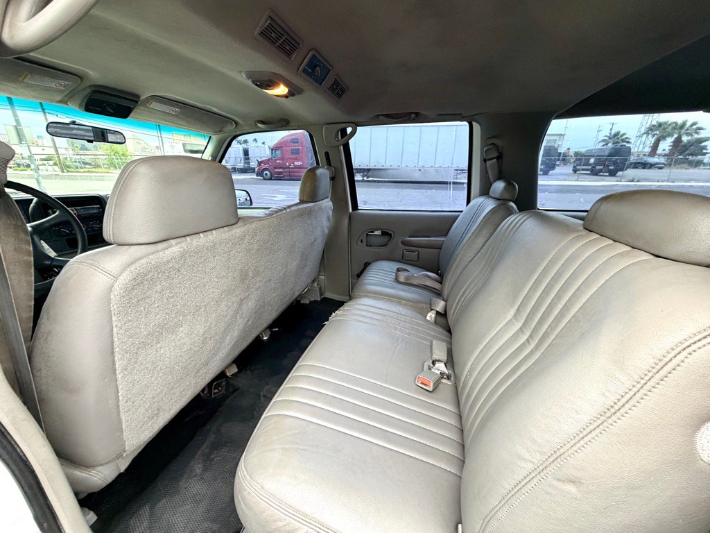 1999 Chevrolet Suburban Image 11