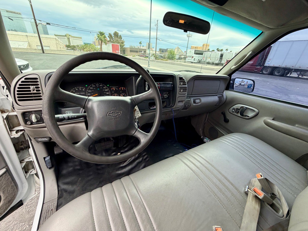 1999 Chevrolet Suburban Image 12