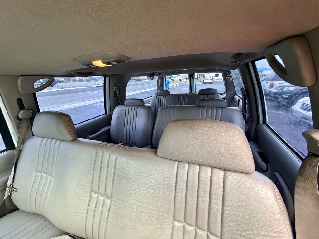 1999 Chevrolet Suburban Image 13