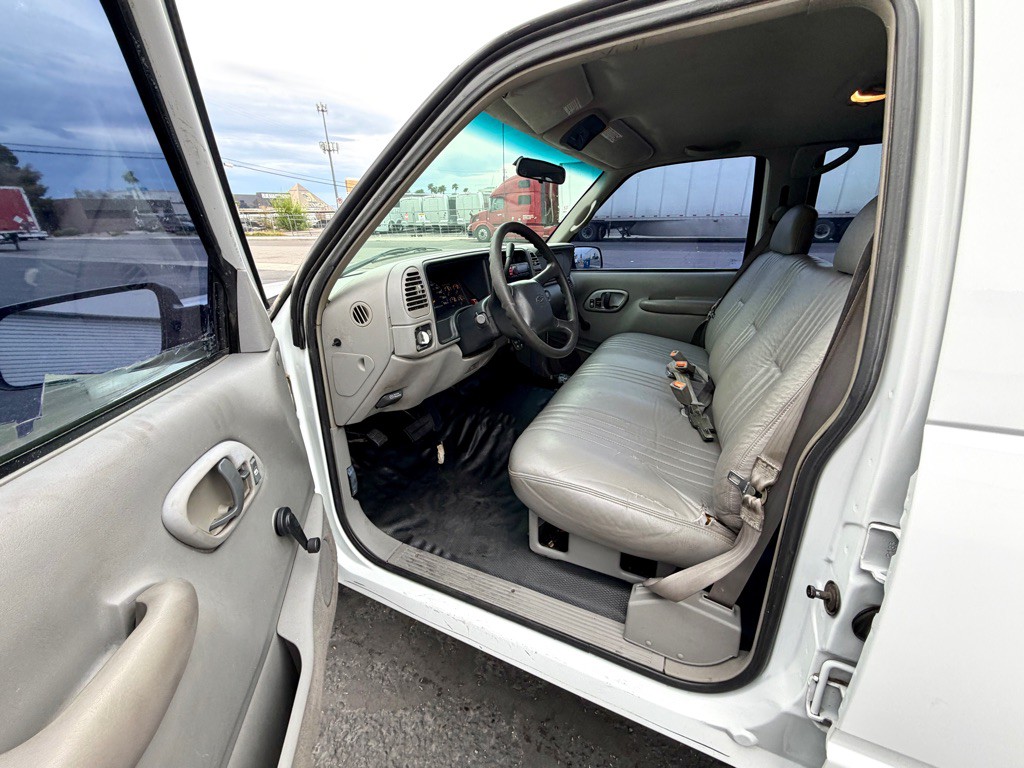 1999 Chevrolet Suburban Image 15