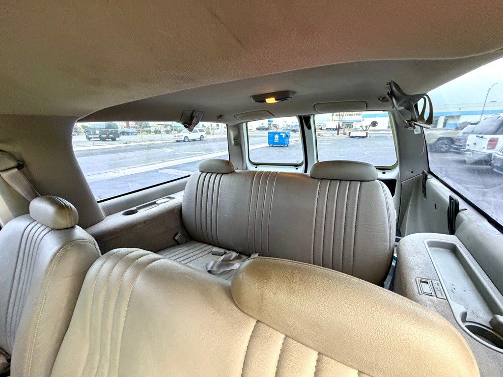 1999 Chevrolet Suburban Image 16