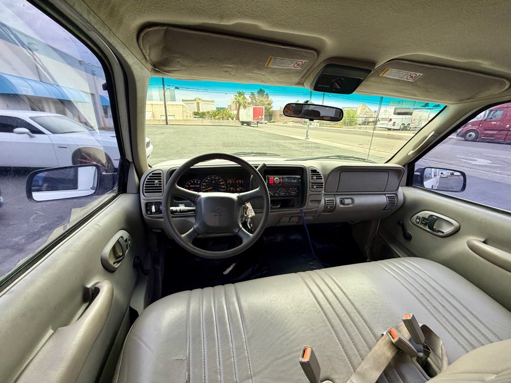 1999 Chevrolet Suburban Image 17