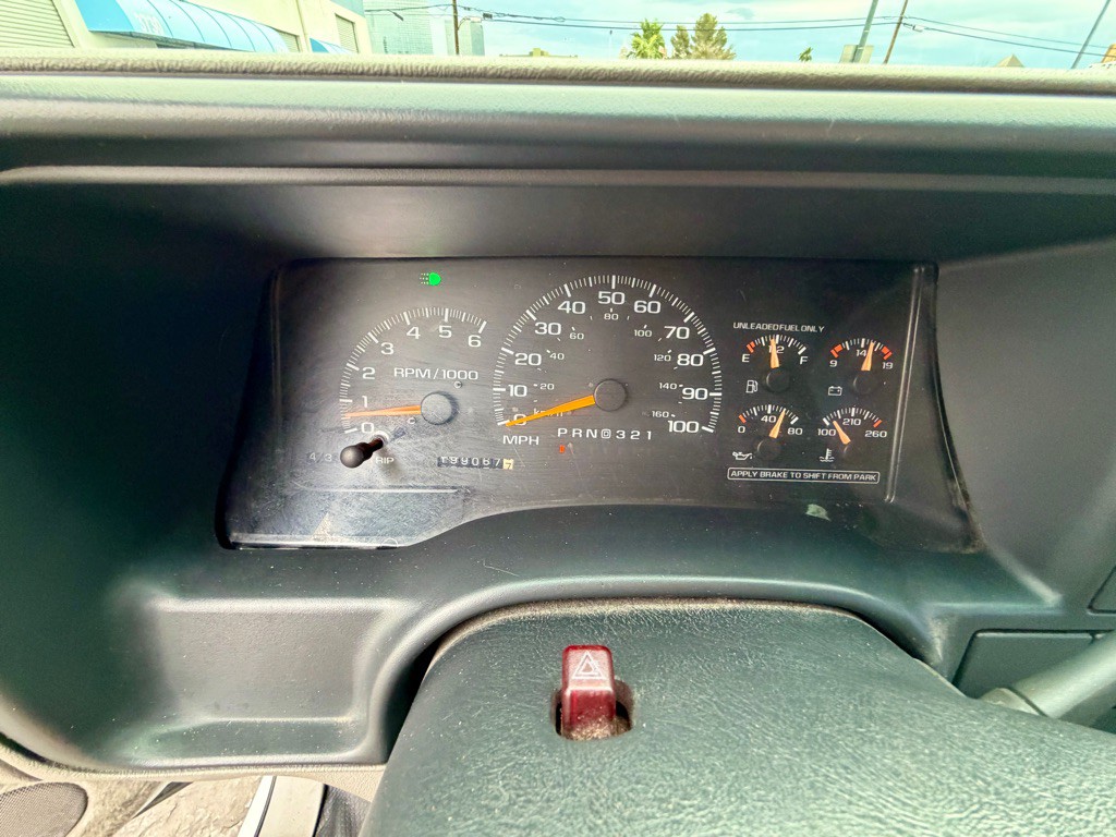 1999 Chevrolet Suburban Image 21