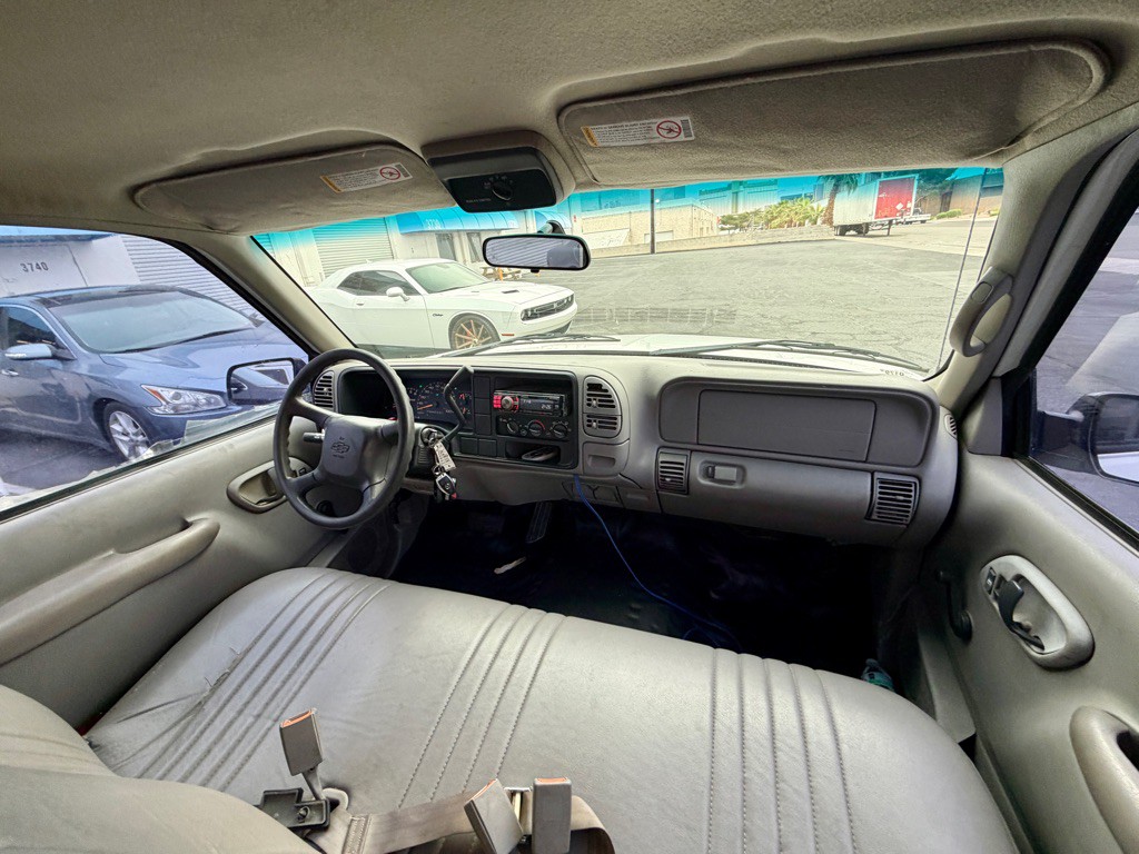 1999 Chevrolet Suburban Image 23