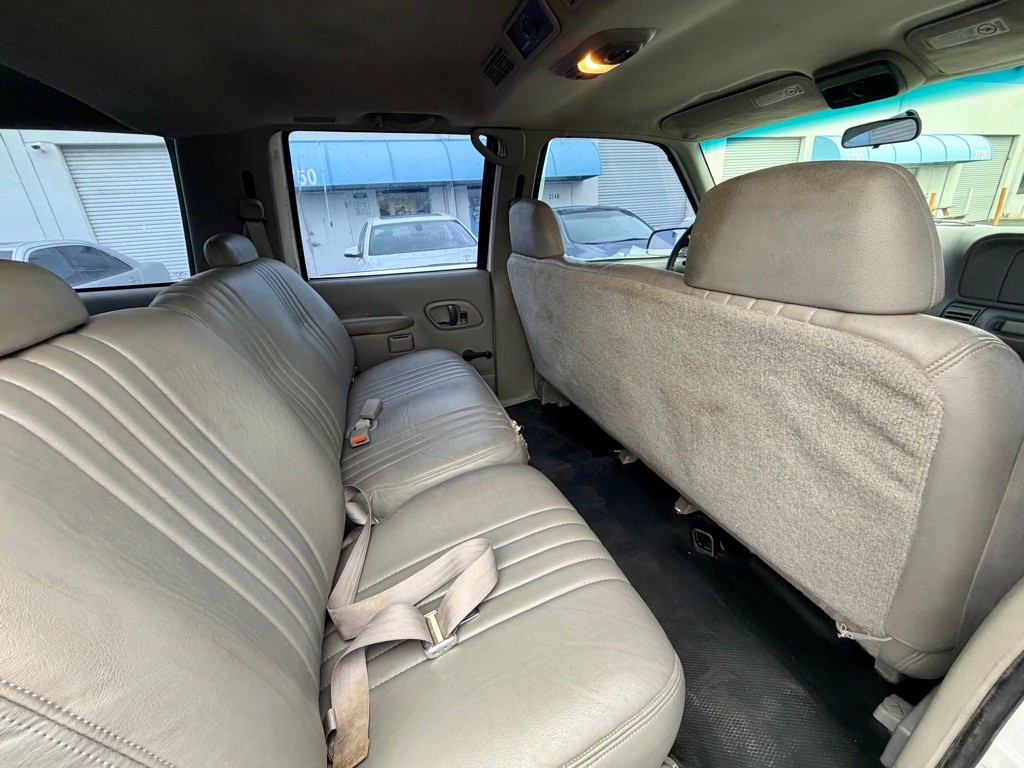 1999 Chevrolet Suburban Image 25