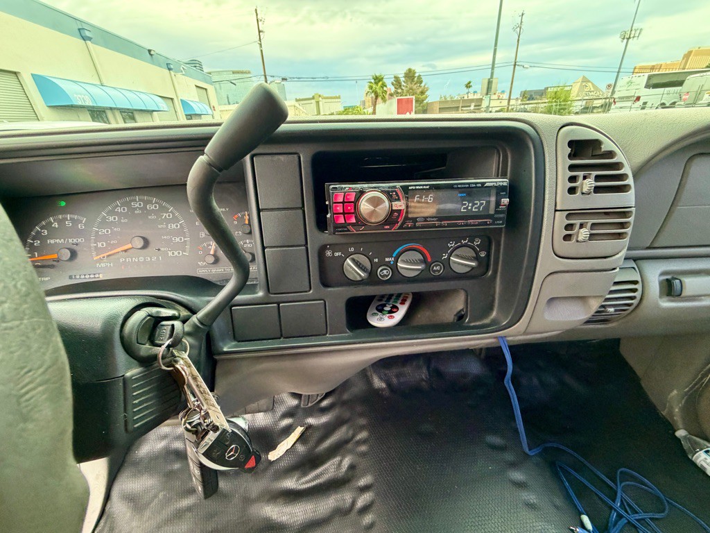 1999 Chevrolet Suburban Image 26
