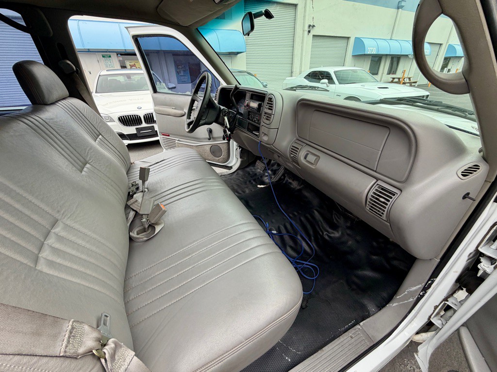 1999 Chevrolet Suburban Image 27