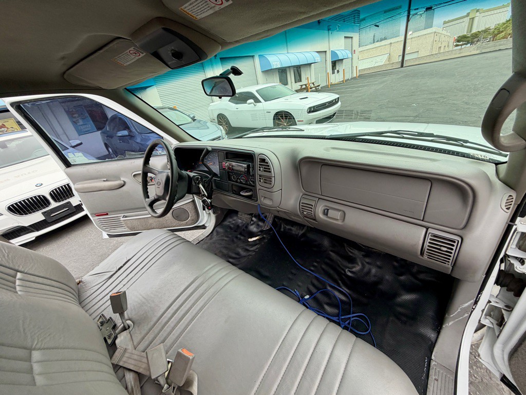 1999 Chevrolet Suburban Image 28