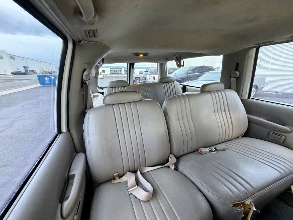 1999 Chevrolet Suburban Image 29