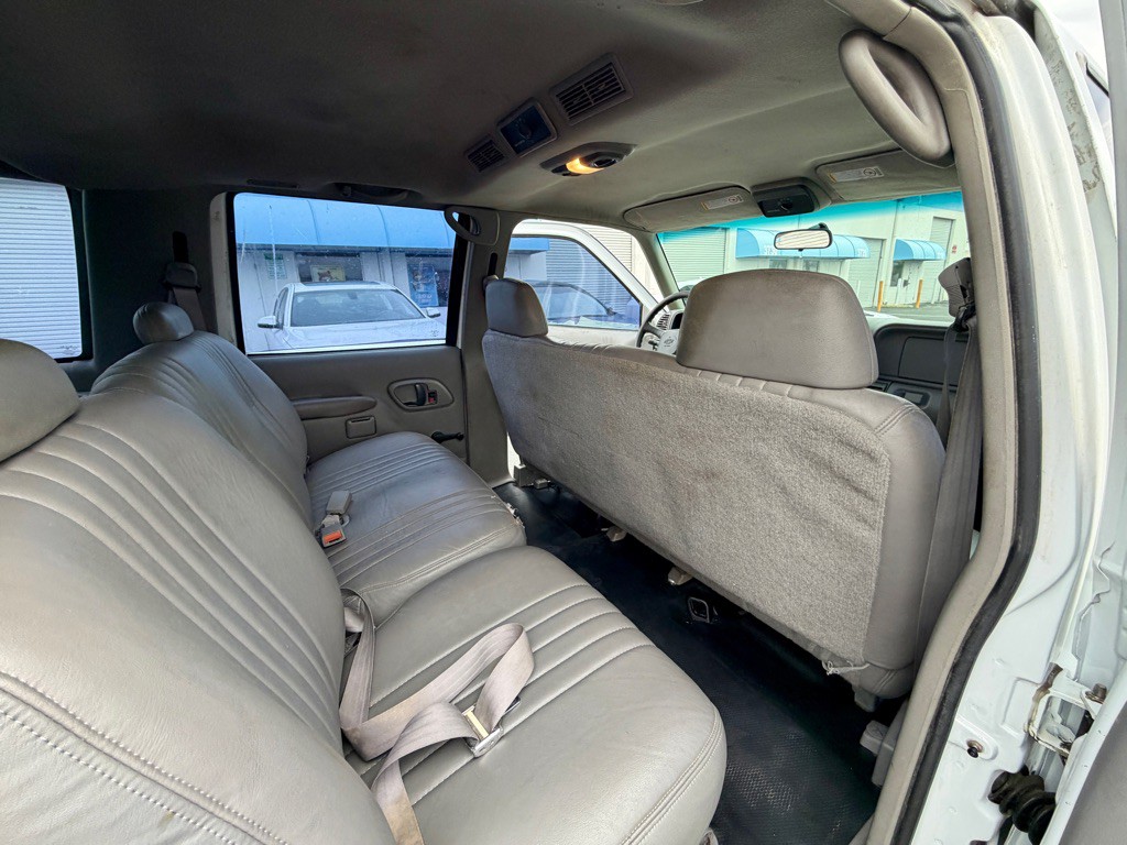1999 Chevrolet Suburban Image 30