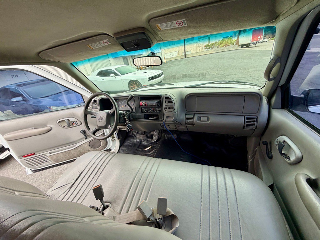 1999 Chevrolet Suburban Image 32