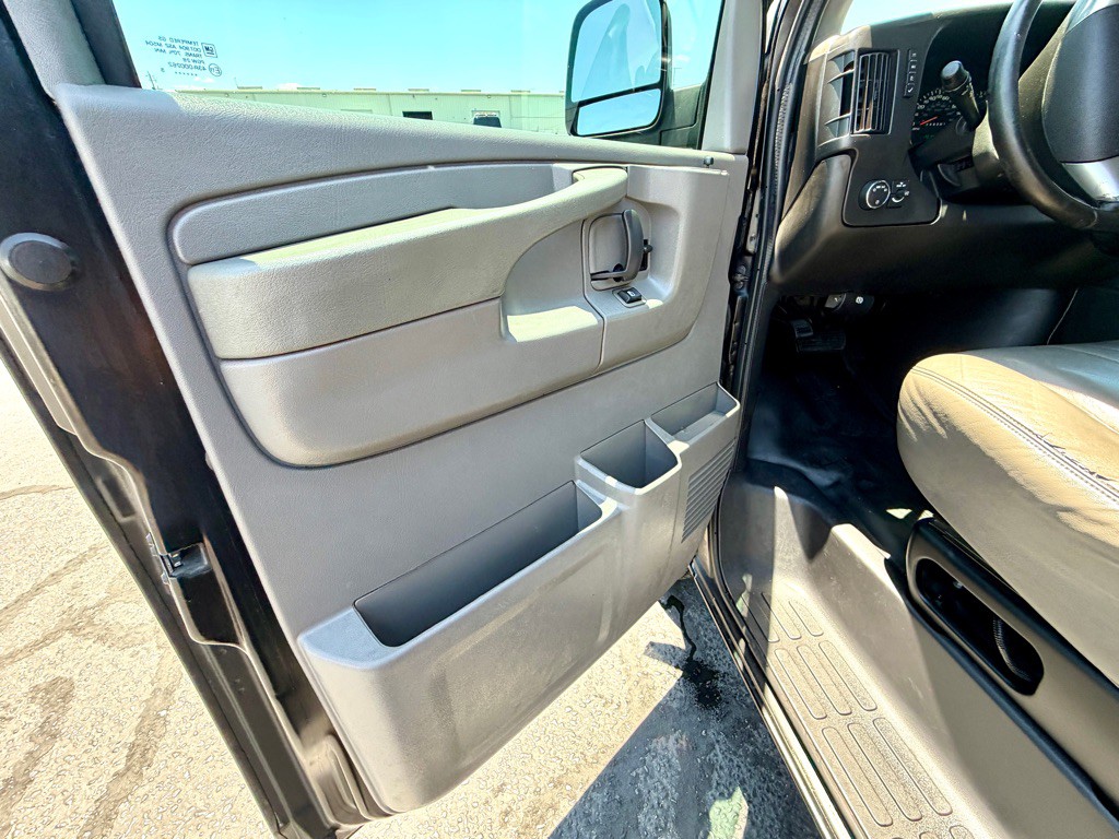 2015 Chevrolet Express Image 10