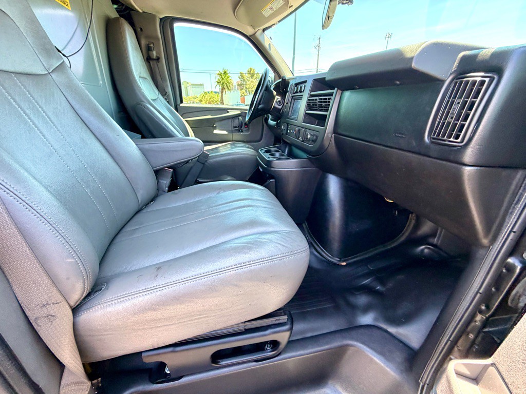 2015 Chevrolet Express Image 24