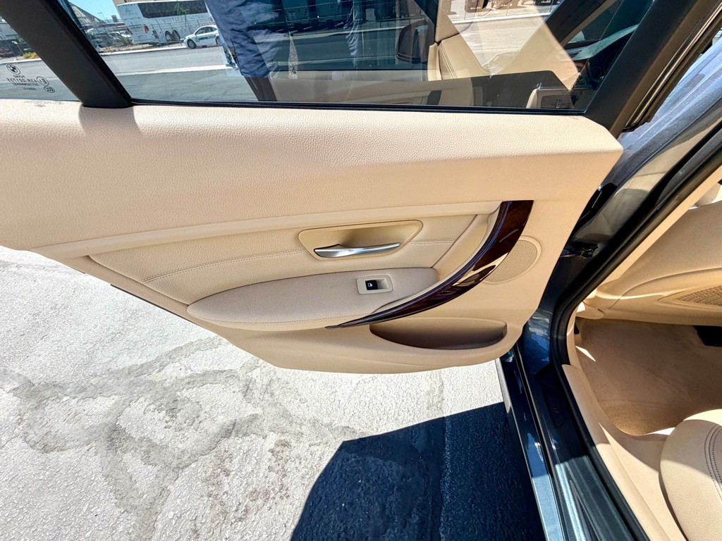 2014 BMW 3 Series Image 17