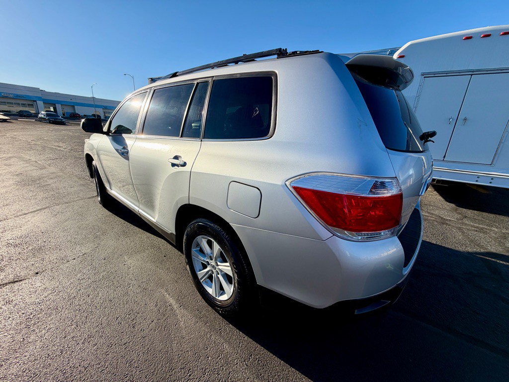 2013 Toyota Highlander Image 2