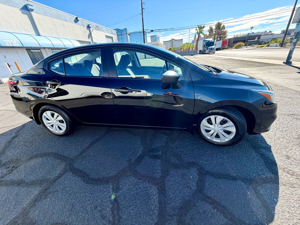 2021 Nissan Versa Image 5
