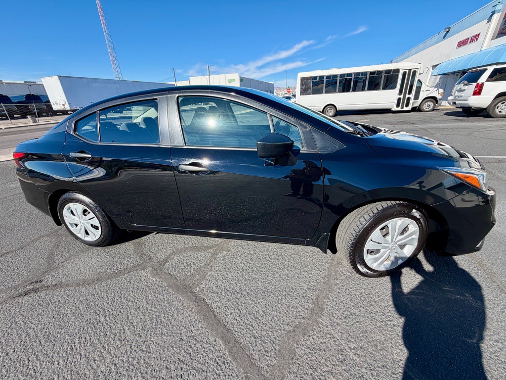 2021 Nissan Versa Image 12