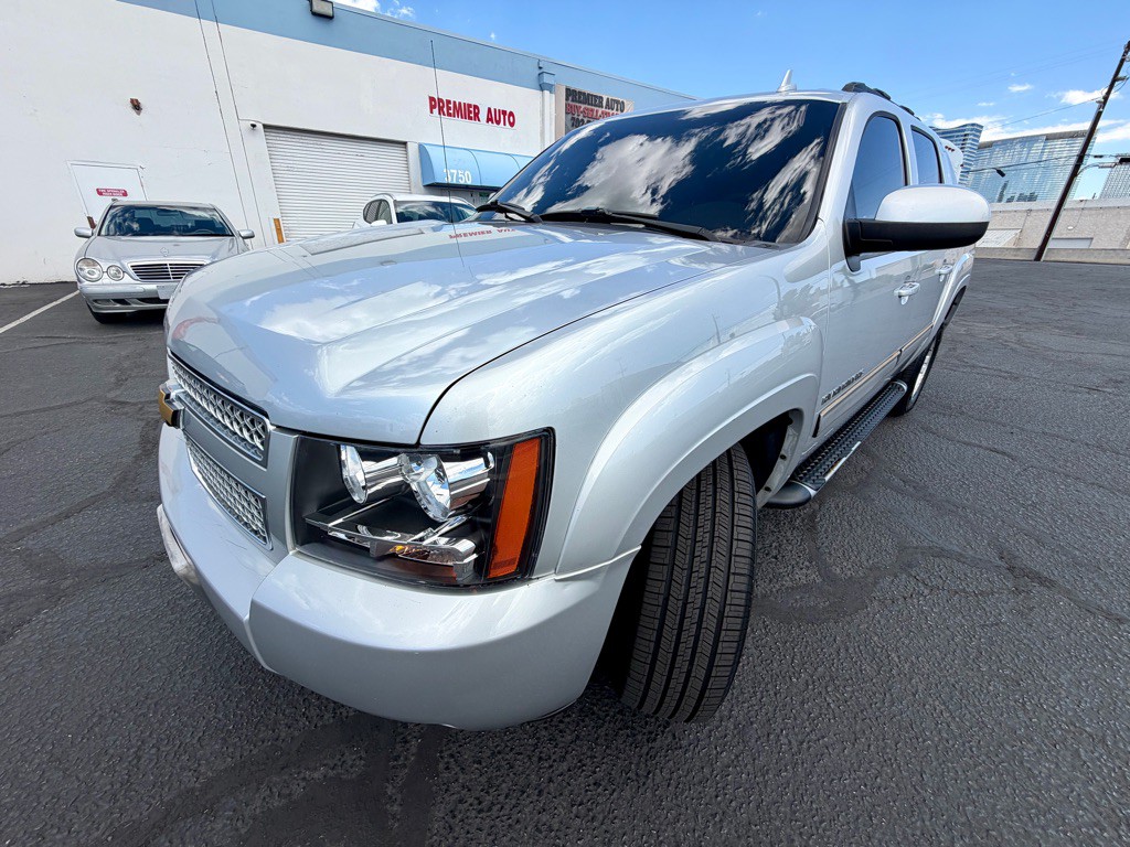 2013 Chevrolet Avalanche Image 1