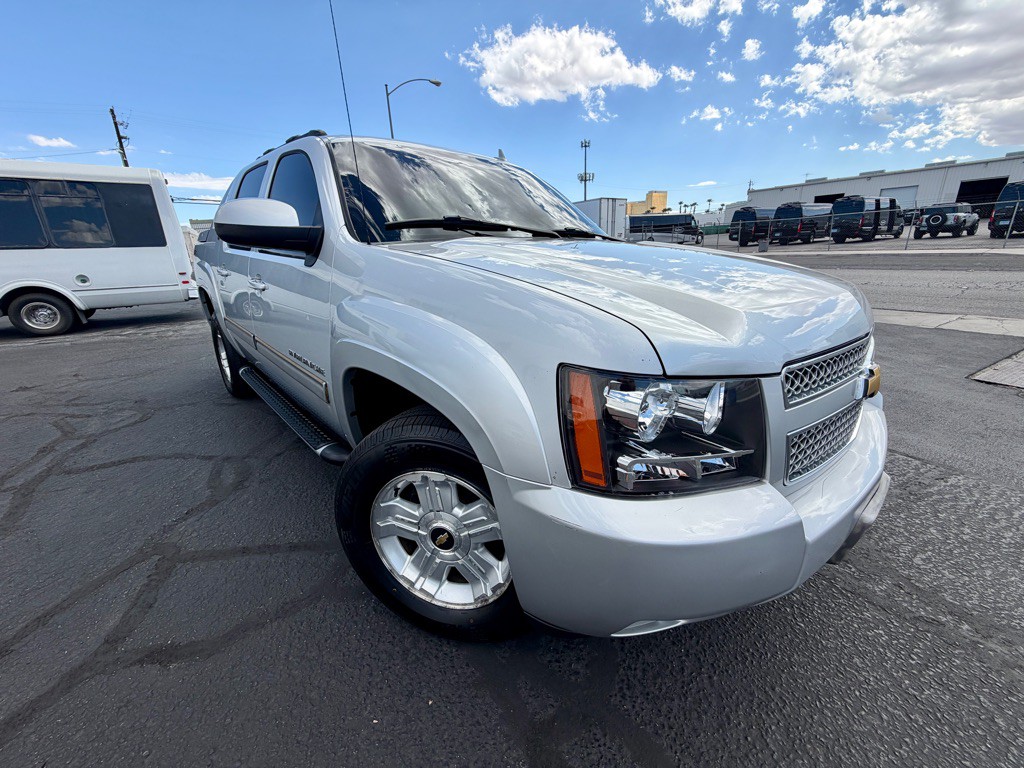 2013 Chevrolet Avalanche Image 2