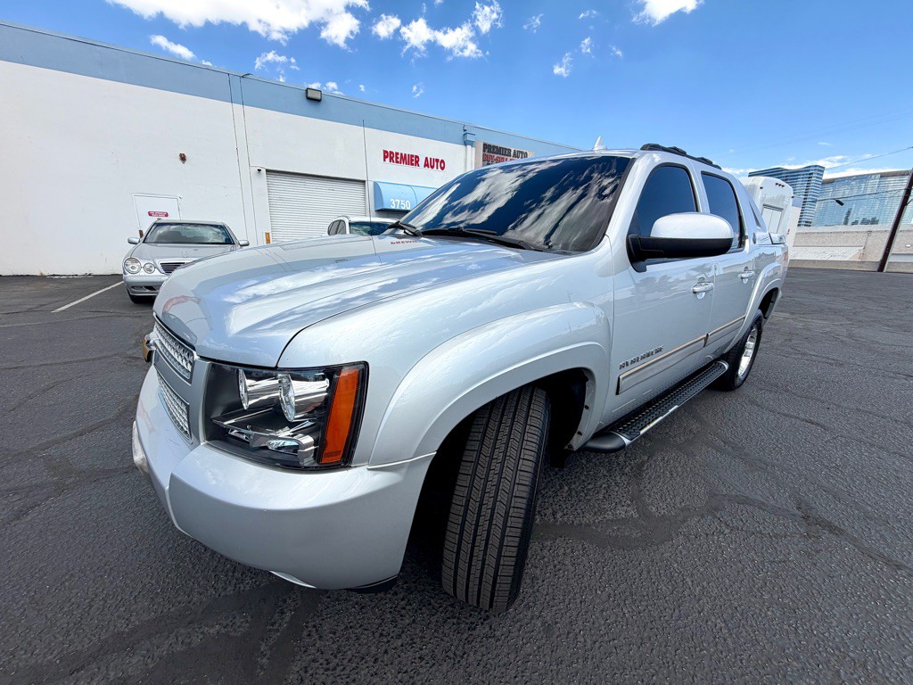 2013 Chevrolet Avalanche Image 3