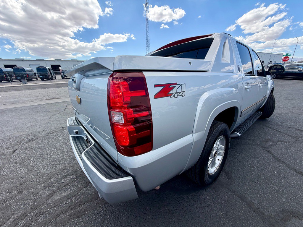 2013 Chevrolet Avalanche Image 8