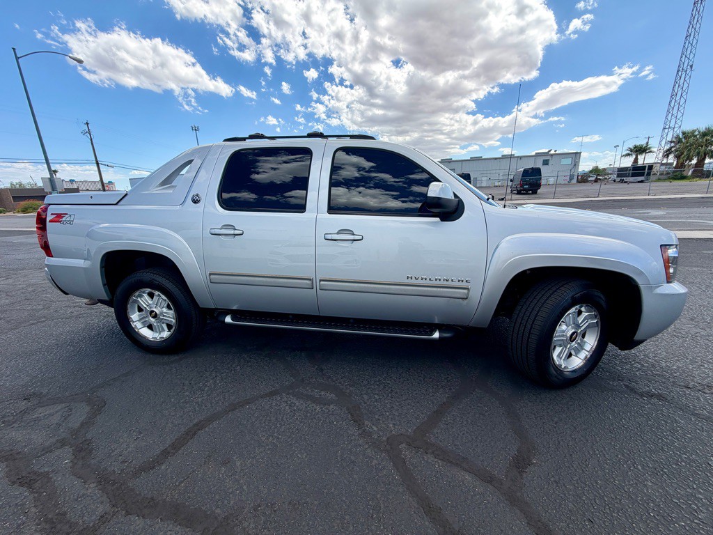 2013 Chevrolet Avalanche Image 9