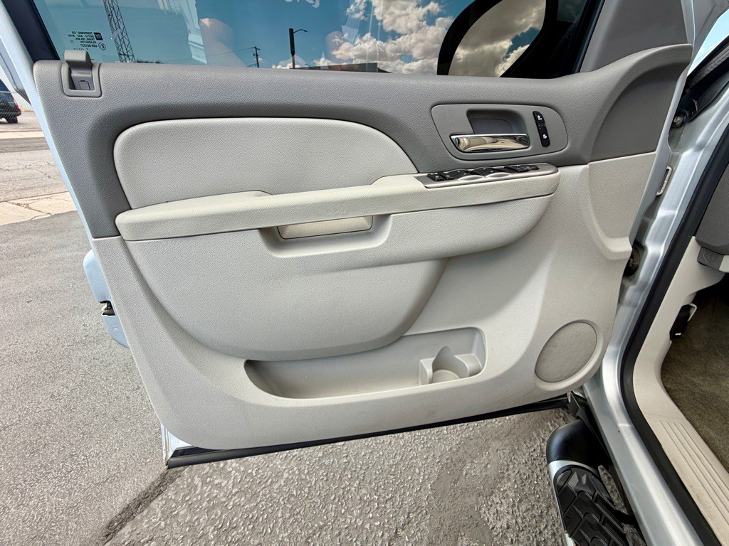 2013 Chevrolet Avalanche Image 12