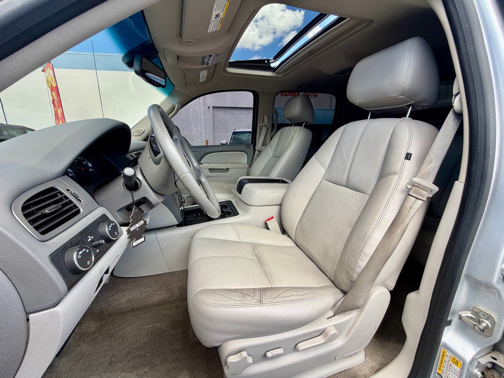 2013 Chevrolet Avalanche Image 14