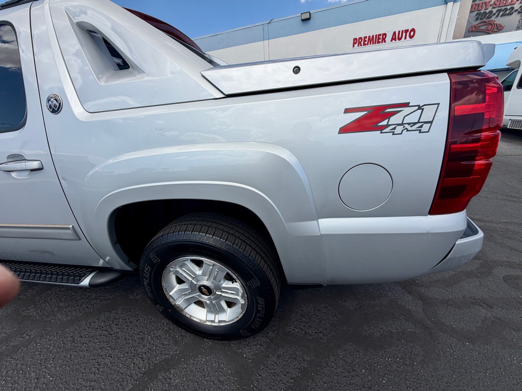 2013 Chevrolet Avalanche Image 15