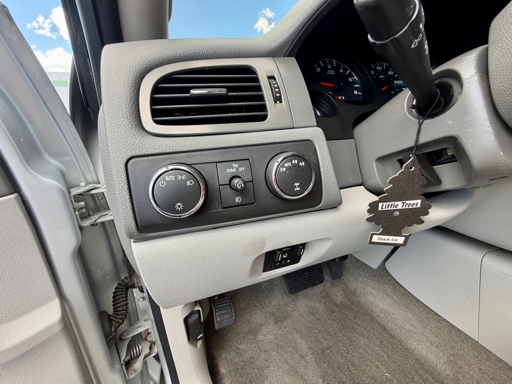 2013 Chevrolet Avalanche Image 16