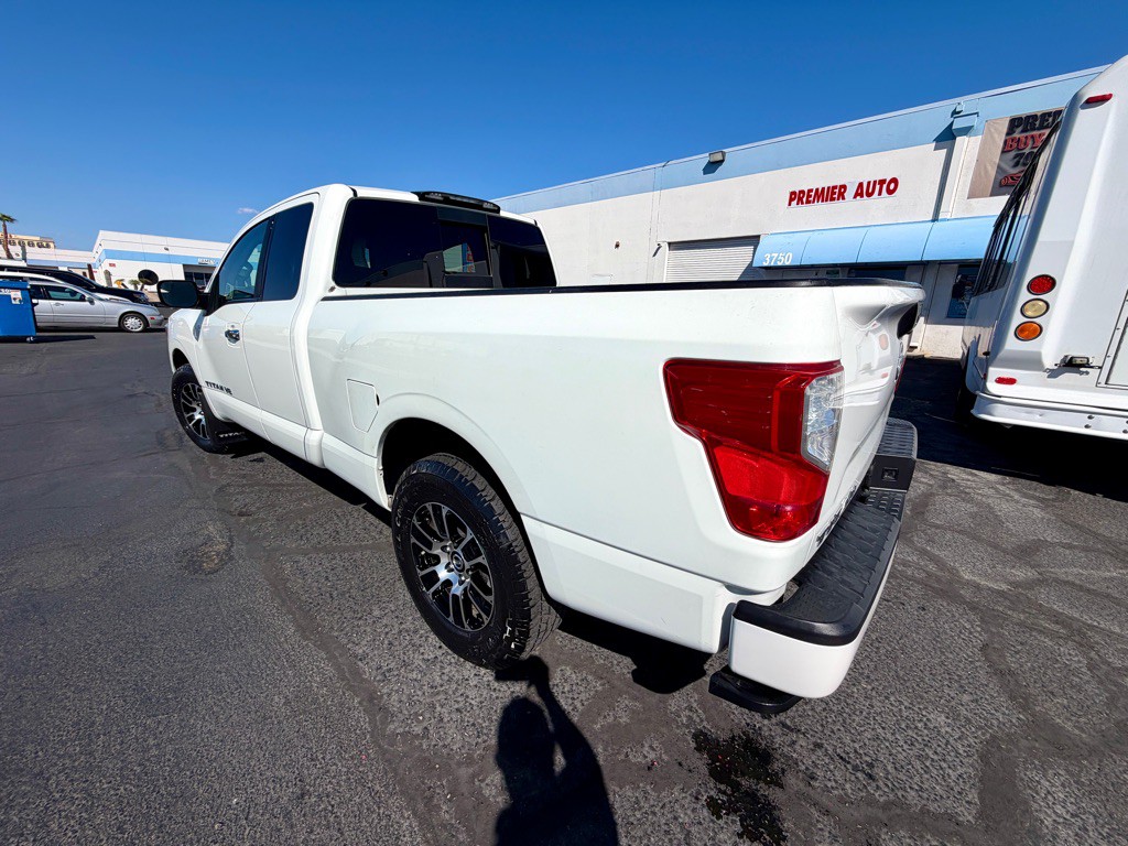 2020 Nissan Titan Image 3