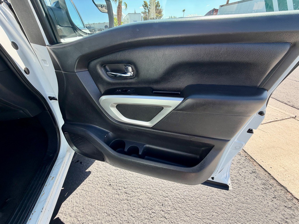 2020 Nissan Titan Image 17