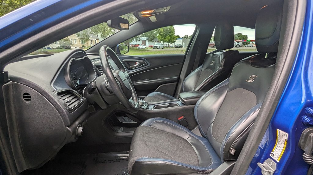 2015 Chrysler 200 Image 10