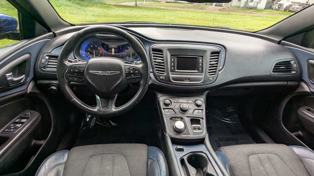 2015 Chrysler 200 Image 11