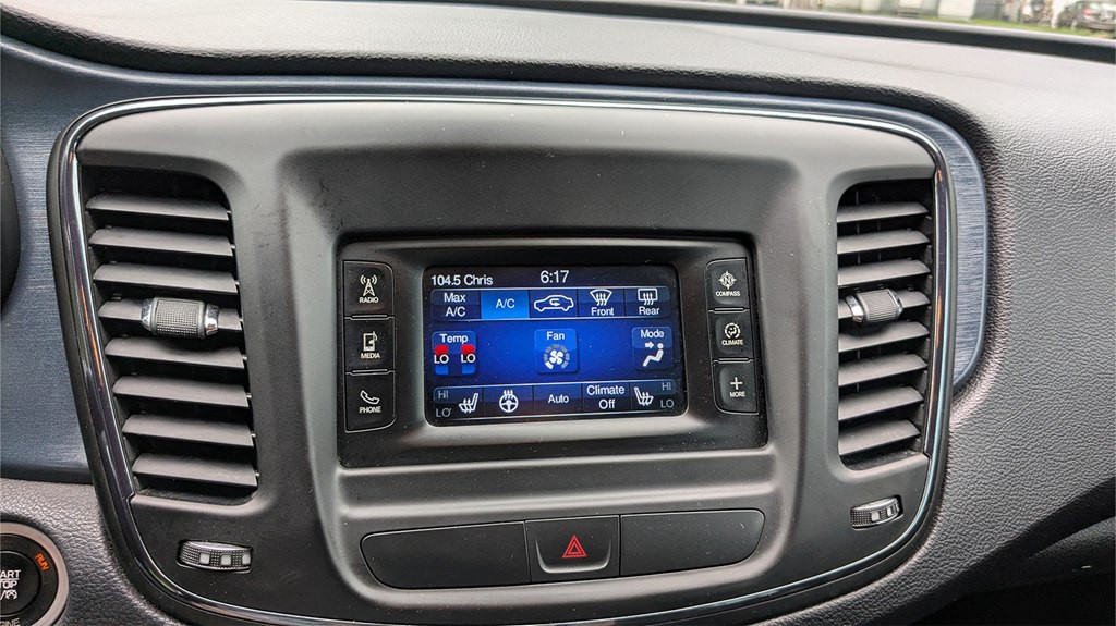 2015 Chrysler 200 Image 14