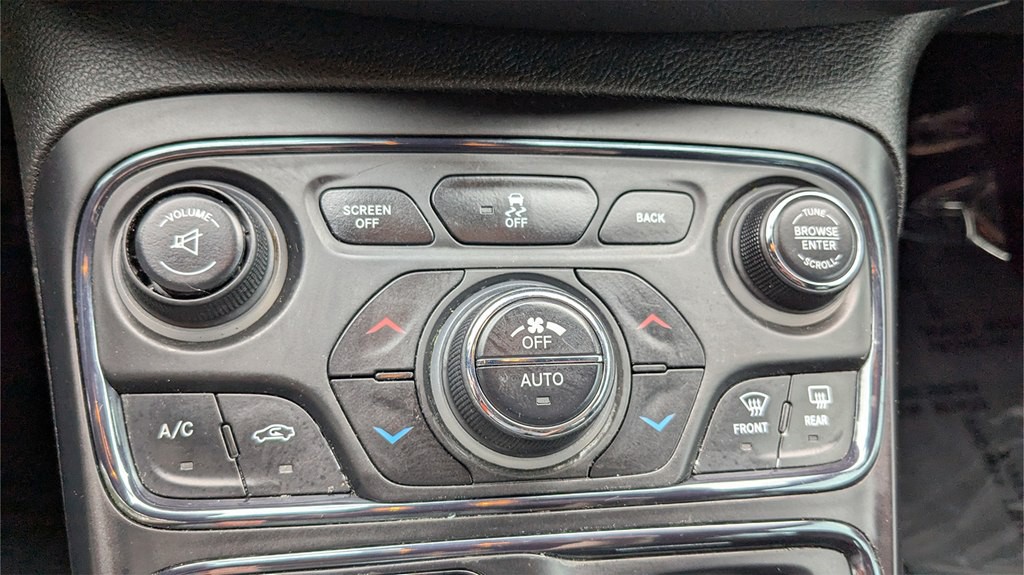 2015 Chrysler 200 Image 16