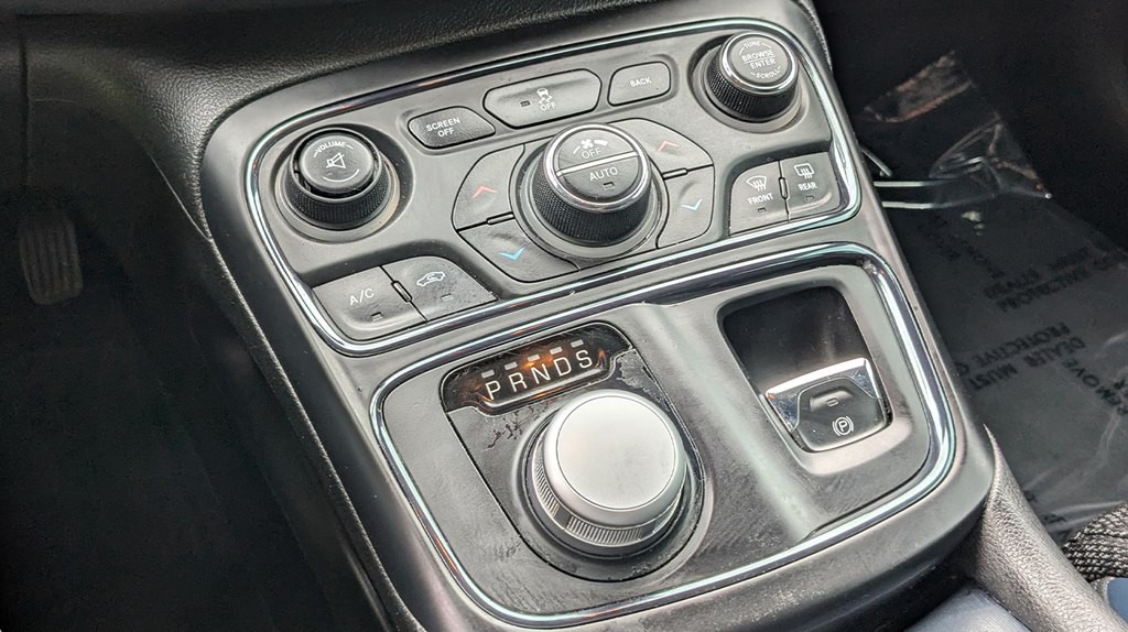 2015 Chrysler 200 Image 17