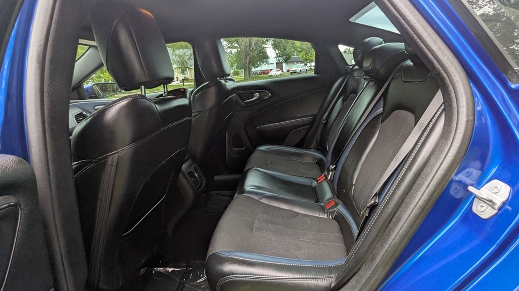 2015 Chrysler 200 Image 22