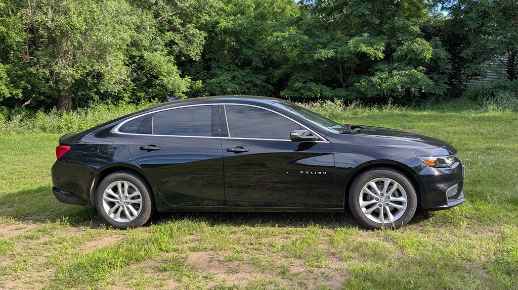 2017 Chevrolet Malibu Image 2