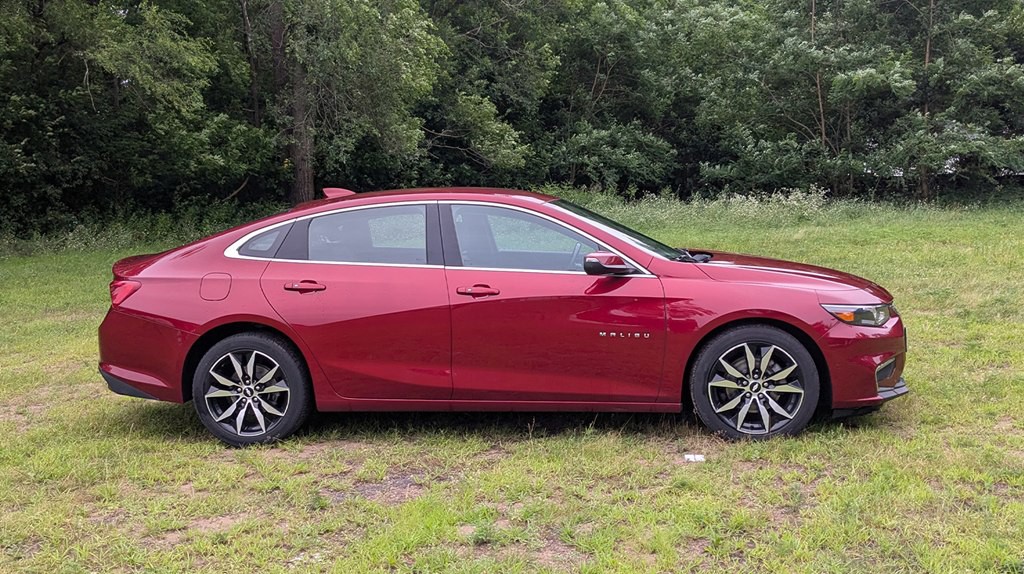 2017 Chevrolet Malibu Image 2
