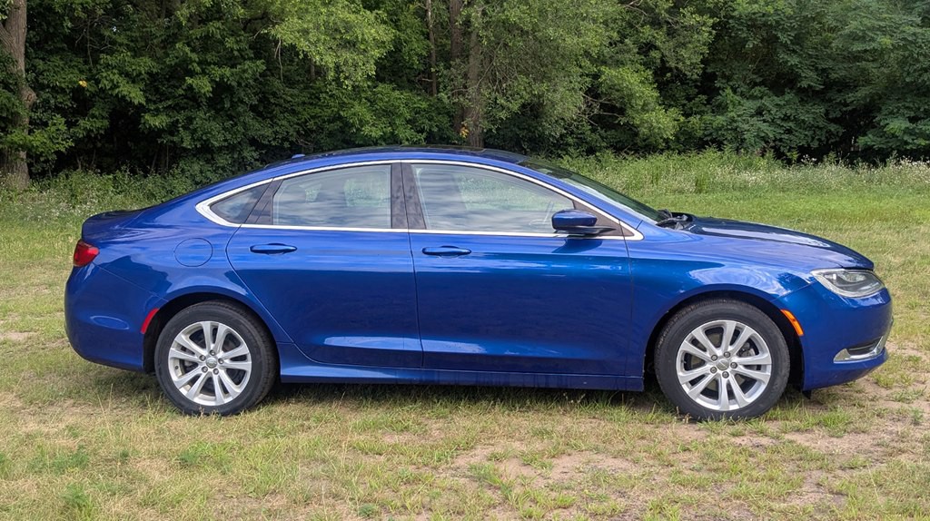 2015 Chrysler 200 Image 2