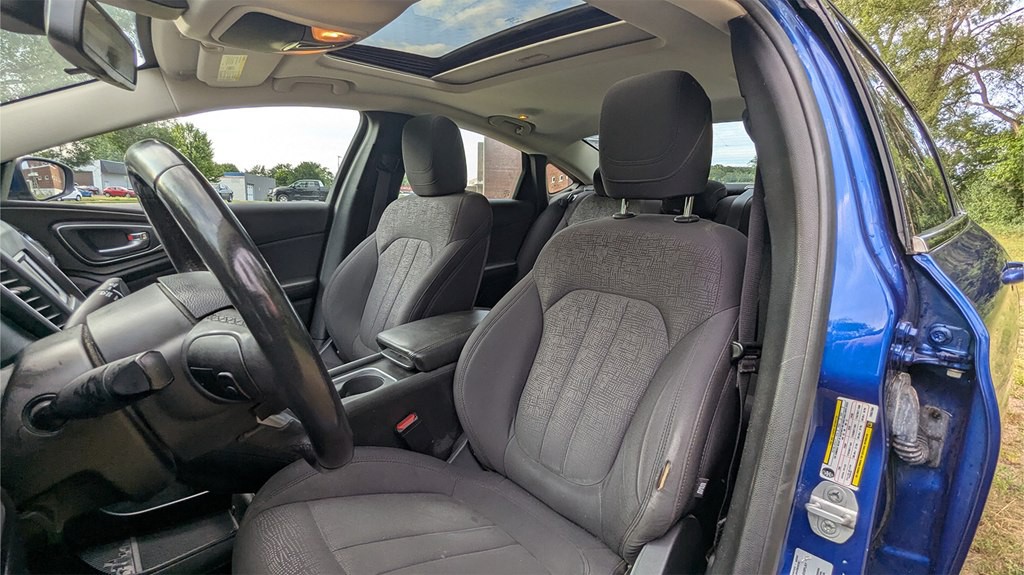 2015 Chrysler 200 Image 9
