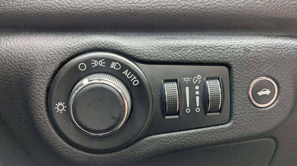 2015 Chrysler 200 Image 19